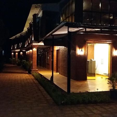Hotel On The Rocks Mahabaleshwar Bagian luar foto