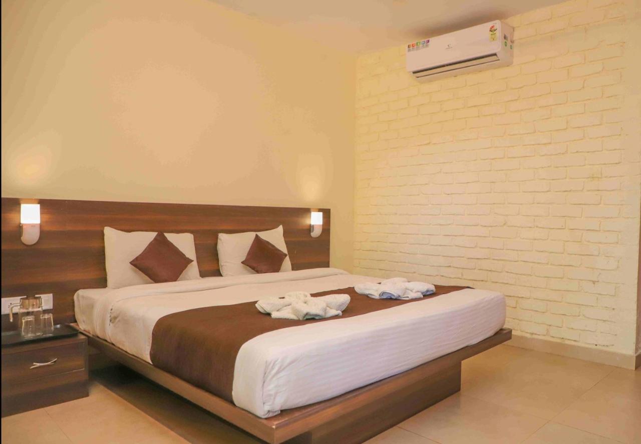 Hotel On The Rocks Mahabaleshwar Bagian luar foto