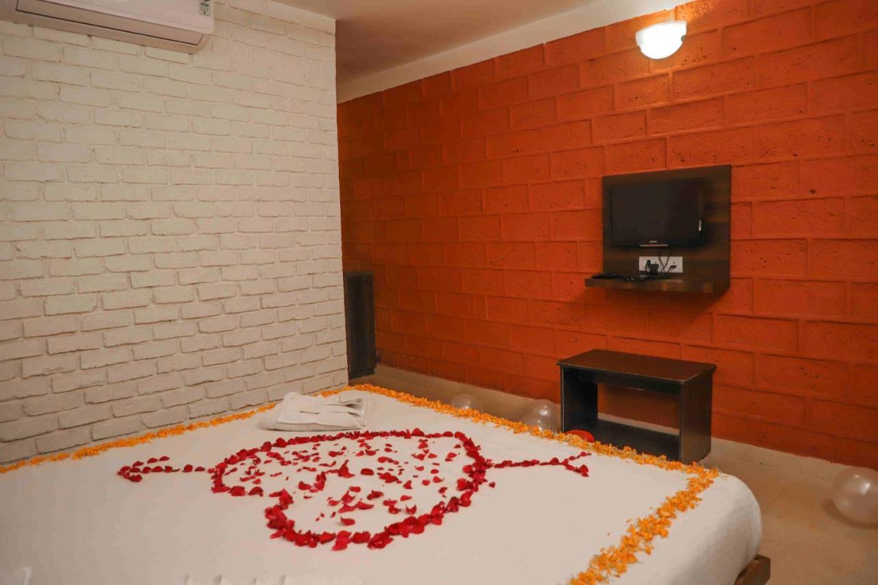 Hotel On The Rocks Mahabaleshwar Bagian luar foto