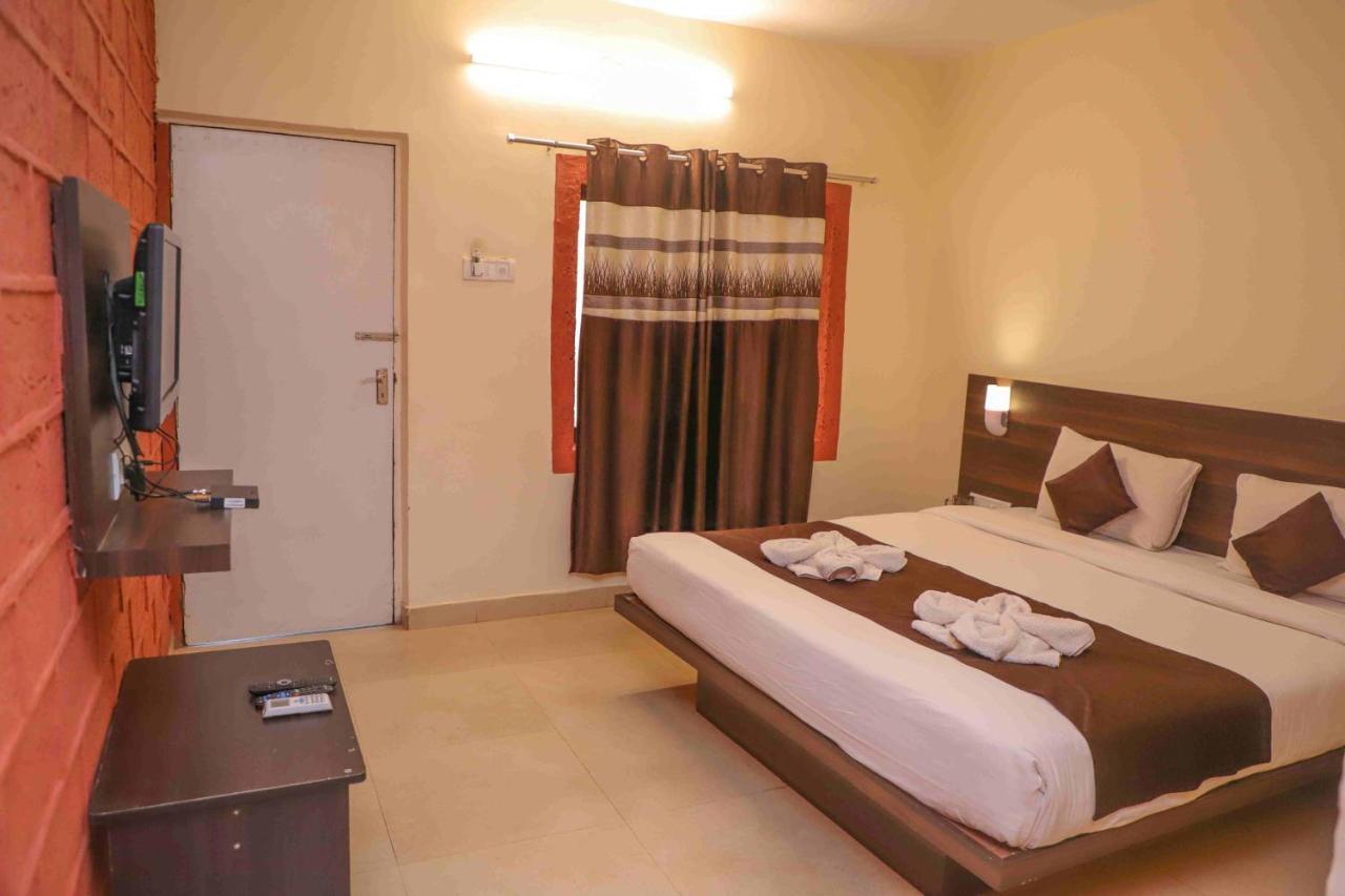 Hotel On The Rocks Mahabaleshwar Bagian luar foto