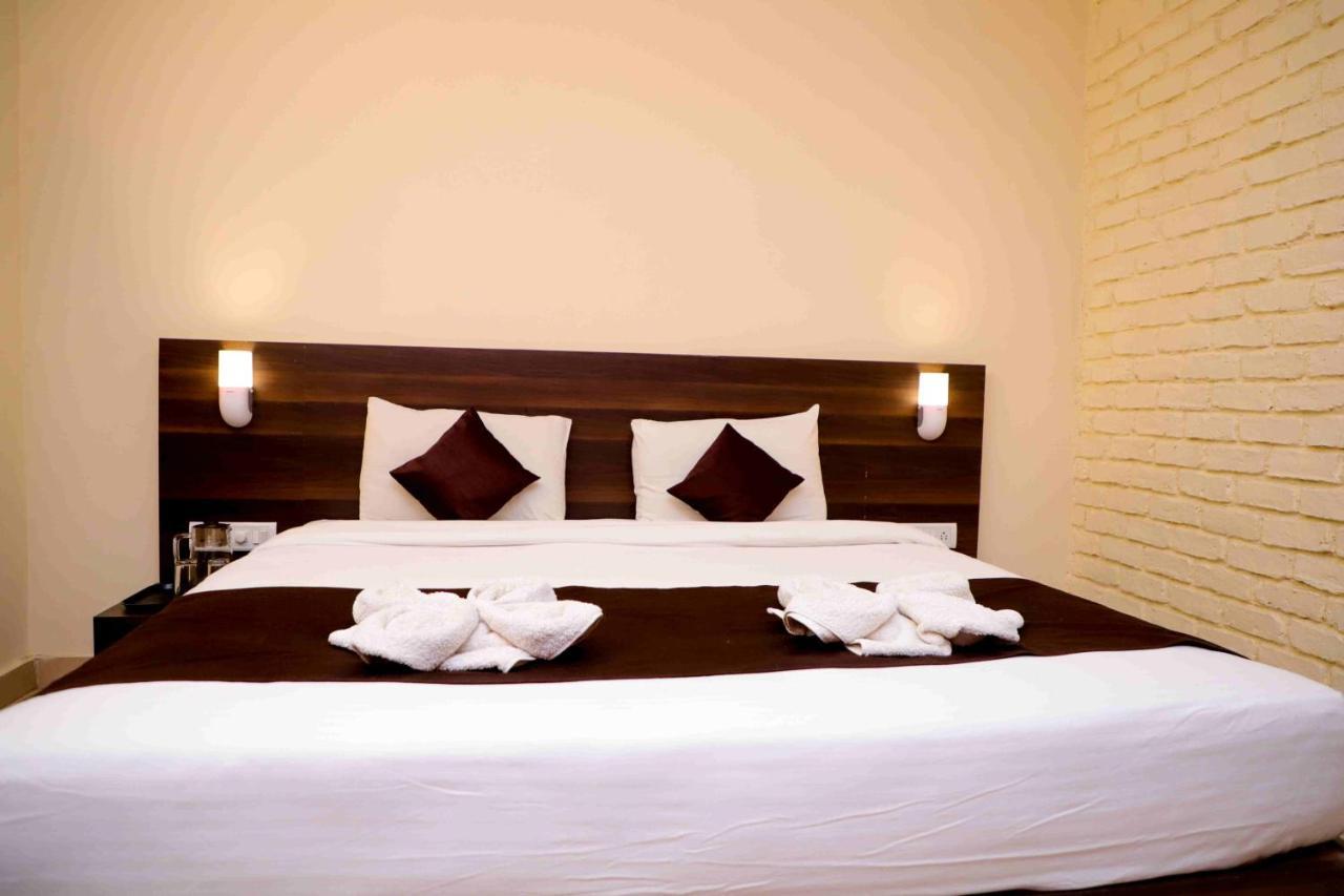 Hotel On The Rocks Mahabaleshwar Bagian luar foto