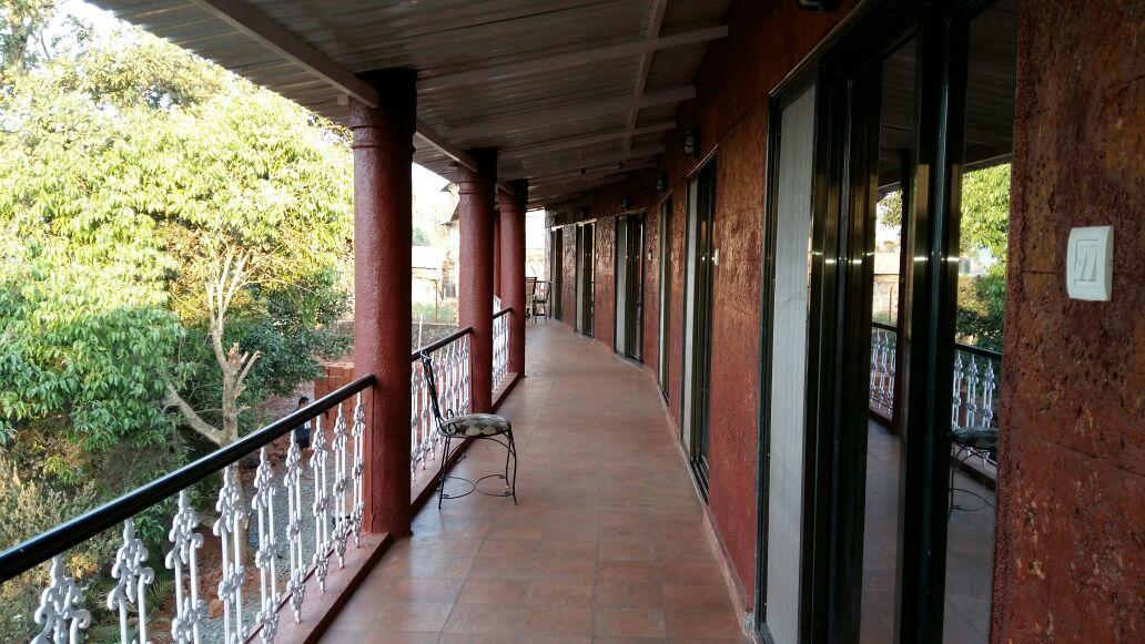 Hotel On The Rocks Mahabaleshwar Bagian luar foto