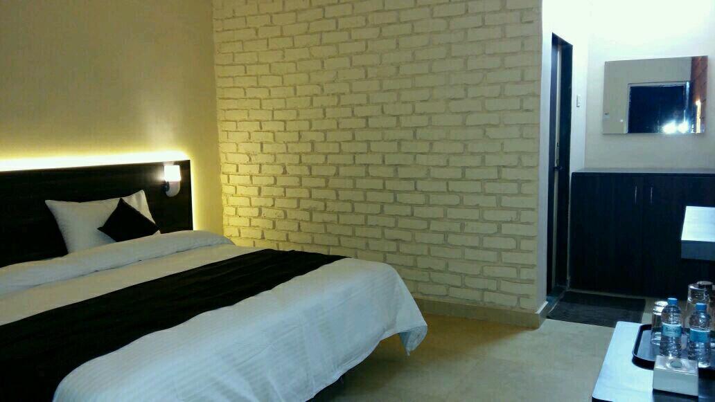 Hotel On The Rocks Mahabaleshwar Bagian luar foto