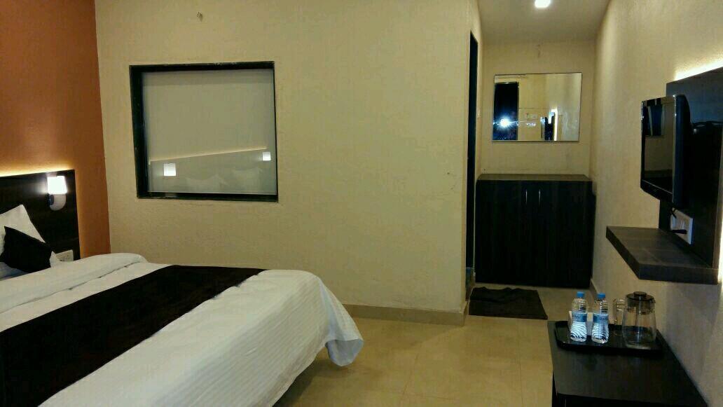 Hotel On The Rocks Mahabaleshwar Bagian luar foto