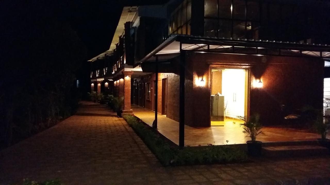 Hotel On The Rocks Mahabaleshwar Bagian luar foto