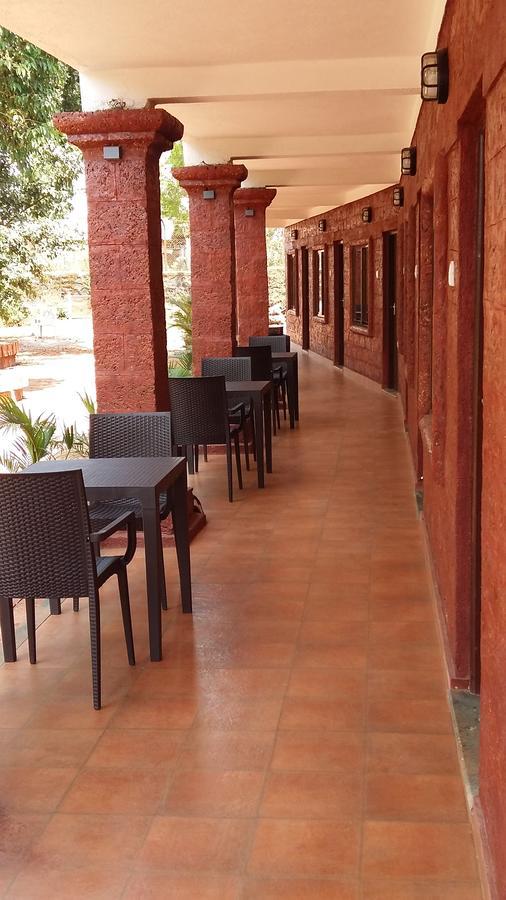 Hotel On The Rocks Mahabaleshwar Bagian luar foto